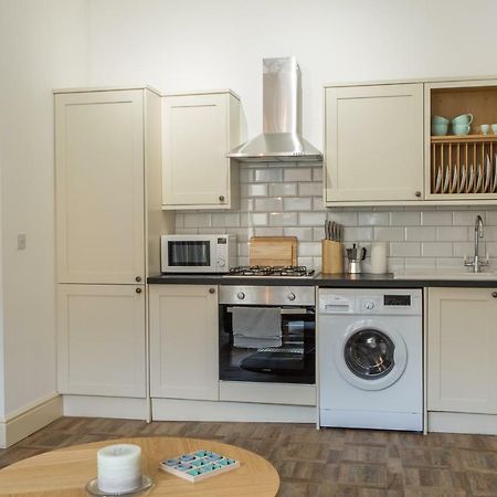 Stylish Apartment Close To Gloucester Quays & Docks Exterior photo